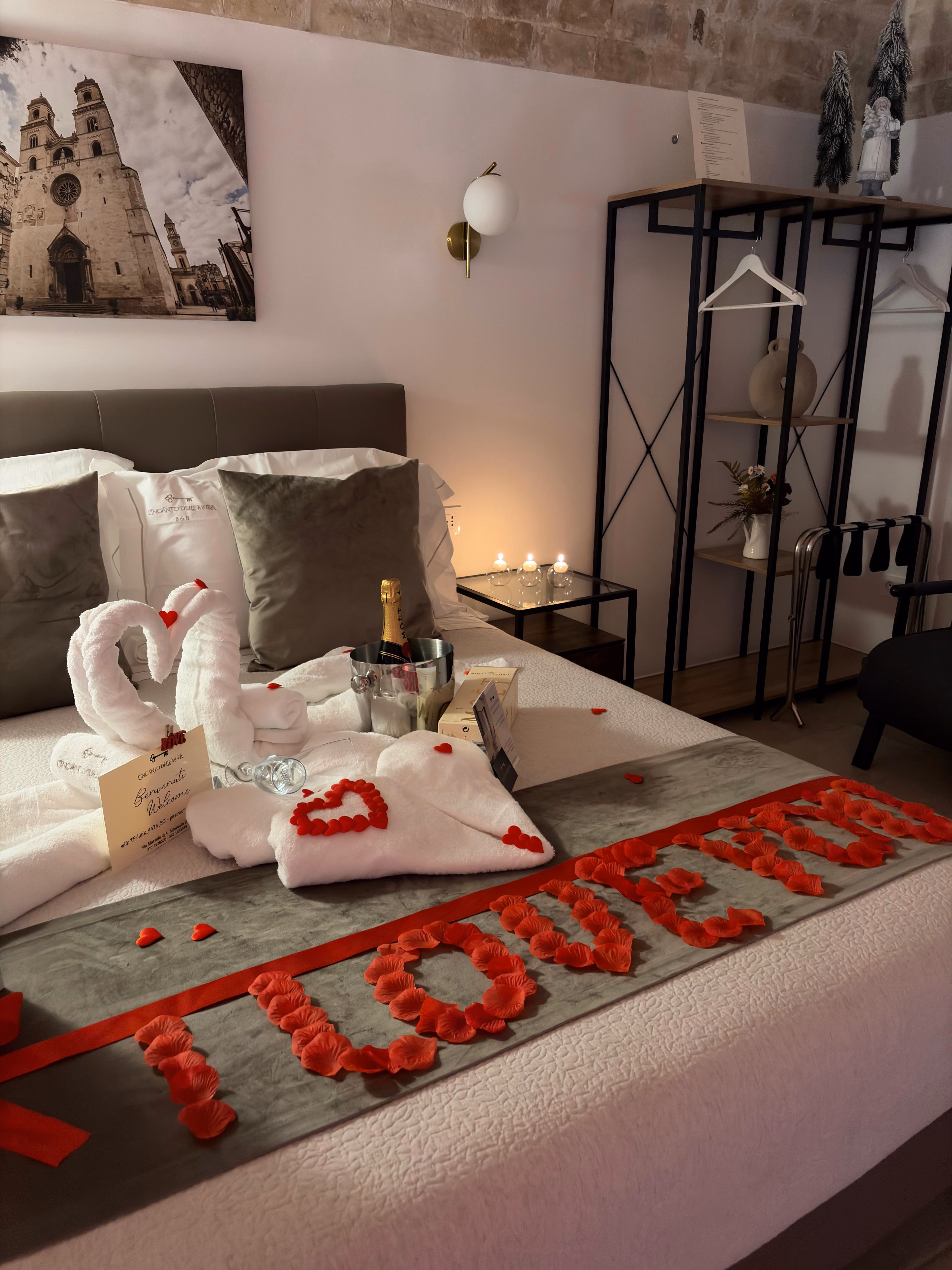 Immagine letto con petali di rosa